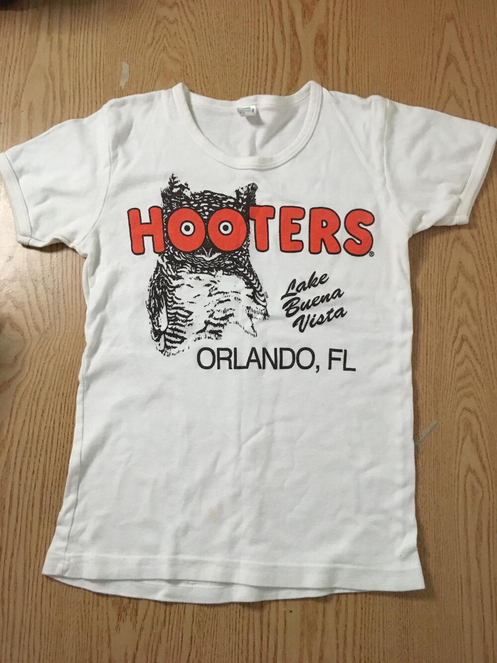 B85 Womens Hooters Girl Worn Short Sleeve Baby T-shirt Orlando Florida Medium